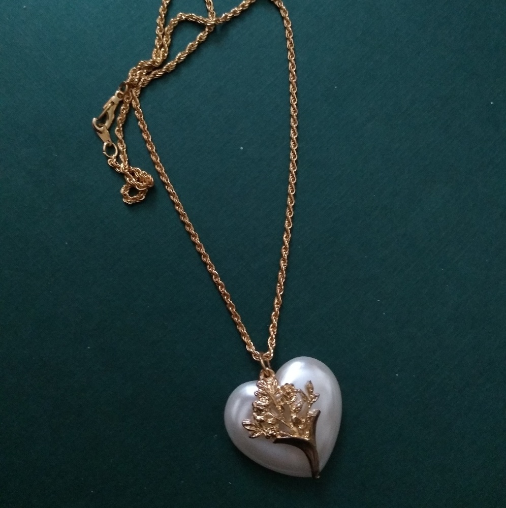 ❇️Final Sale❇️ Heart Tree Necklace - Picture 1 of 4